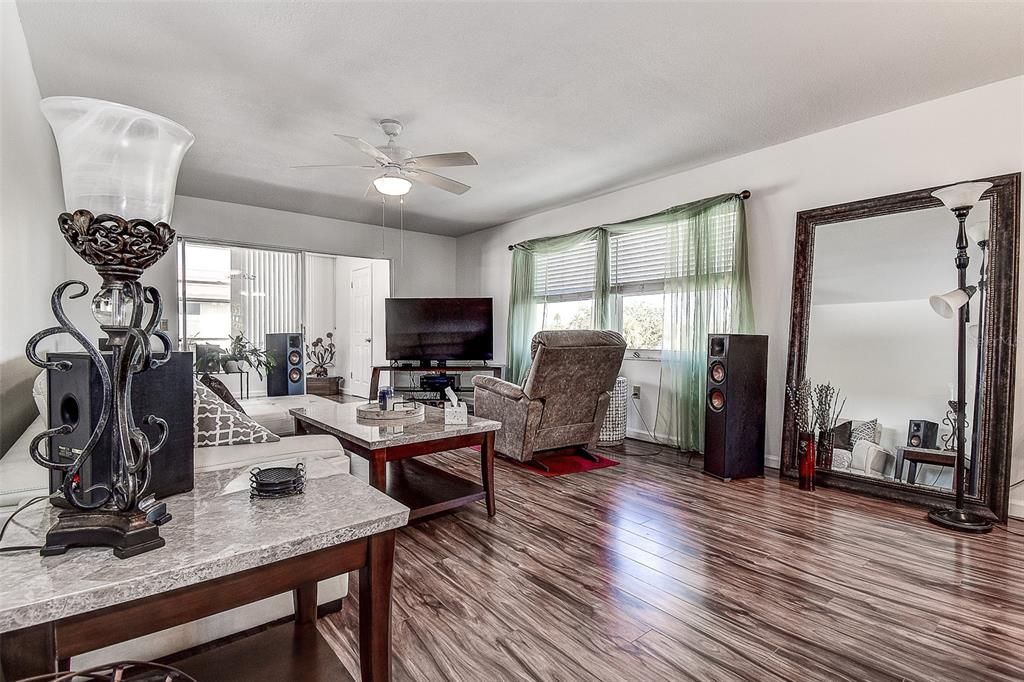 For Sale: $258,000 (2 beds, 2 baths, 1250 Square Feet)