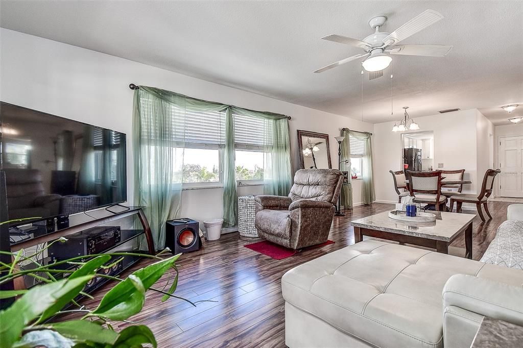 For Sale: $258,000 (2 beds, 2 baths, 1250 Square Feet)