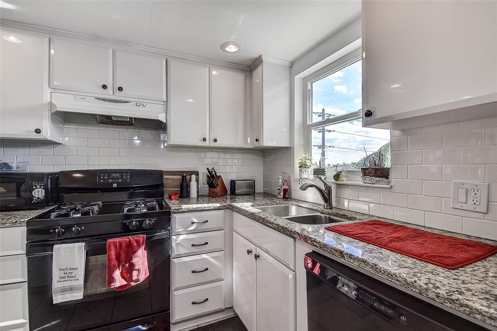 For Sale: $258,000 (2 beds, 2 baths, 1250 Square Feet)