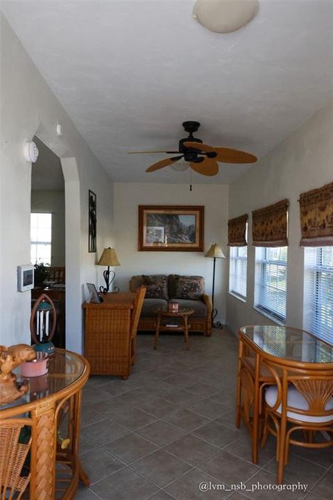 For Sale: $299,000 (2 beds, 1 baths, 994 Square Feet)