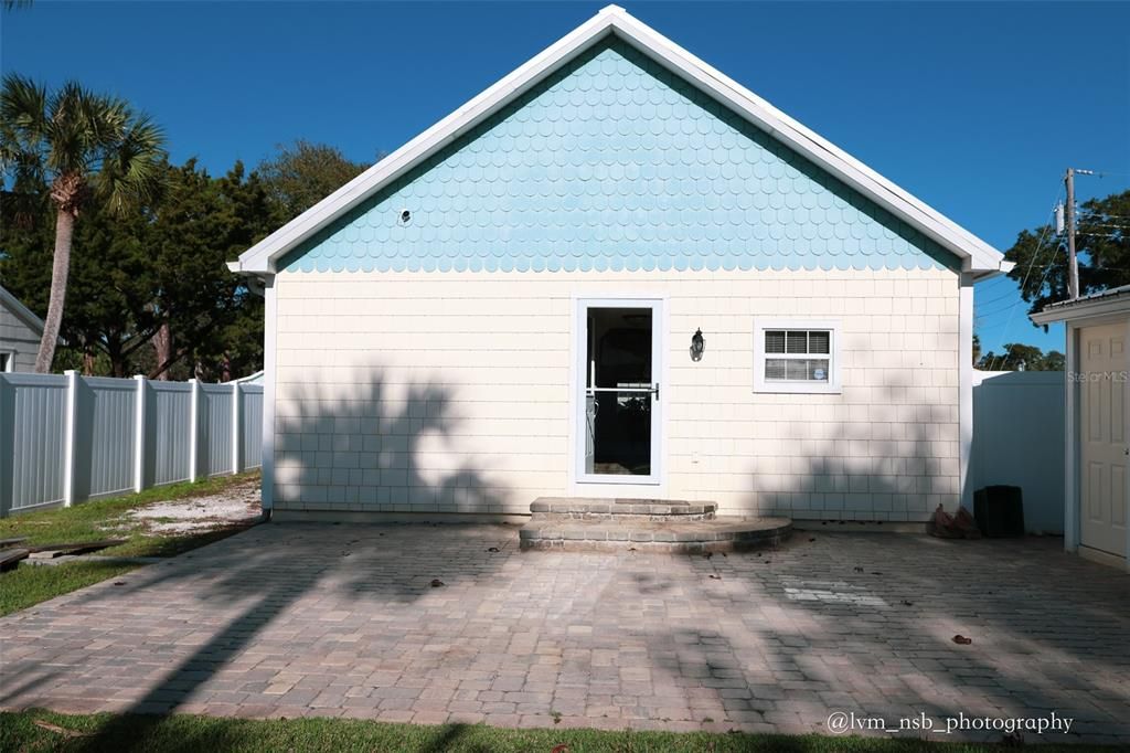 For Sale: $299,000 (2 beds, 1 baths, 994 Square Feet)