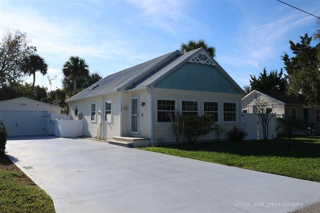 For Sale: $299,000 (2 beds, 1 baths, 994 Square Feet)