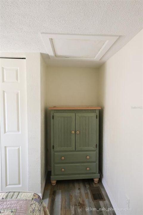 For Sale: $299,000 (2 beds, 1 baths, 994 Square Feet)