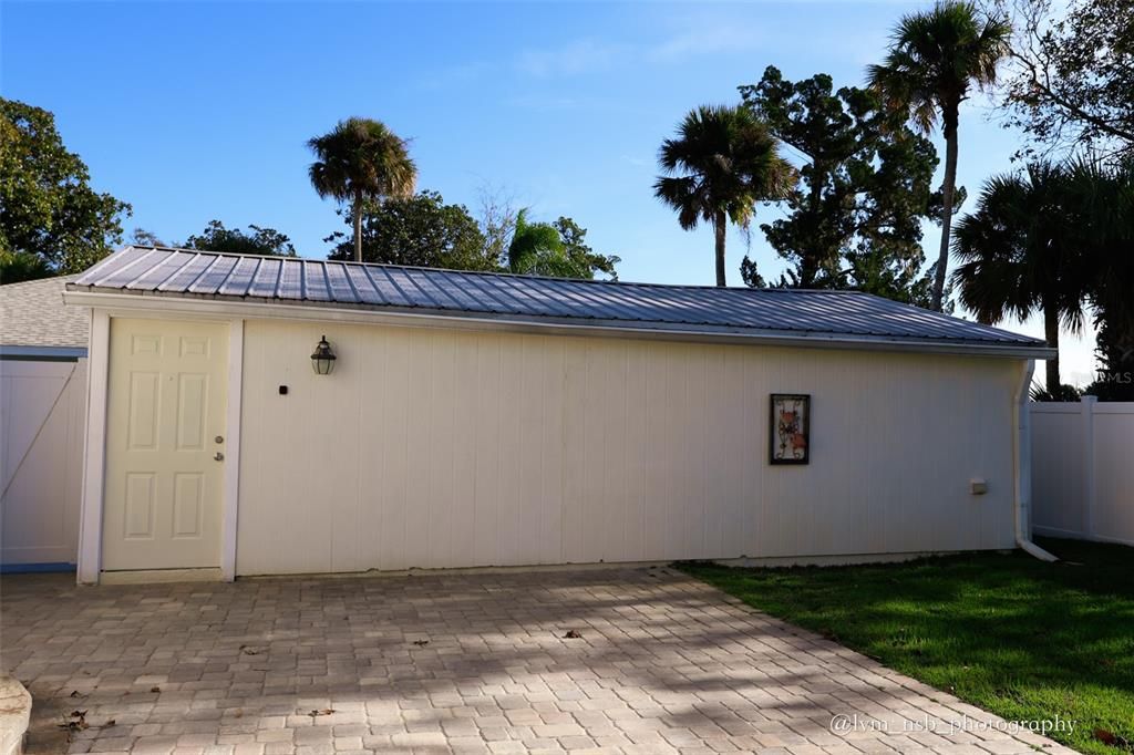 For Sale: $299,000 (2 beds, 1 baths, 994 Square Feet)