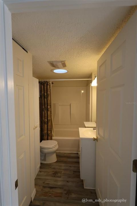 For Sale: $299,000 (2 beds, 1 baths, 994 Square Feet)