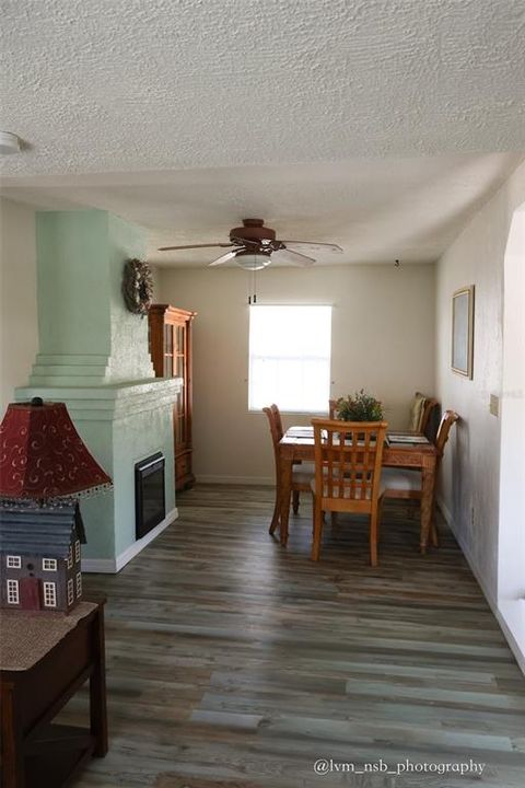 For Sale: $299,000 (2 beds, 1 baths, 994 Square Feet)