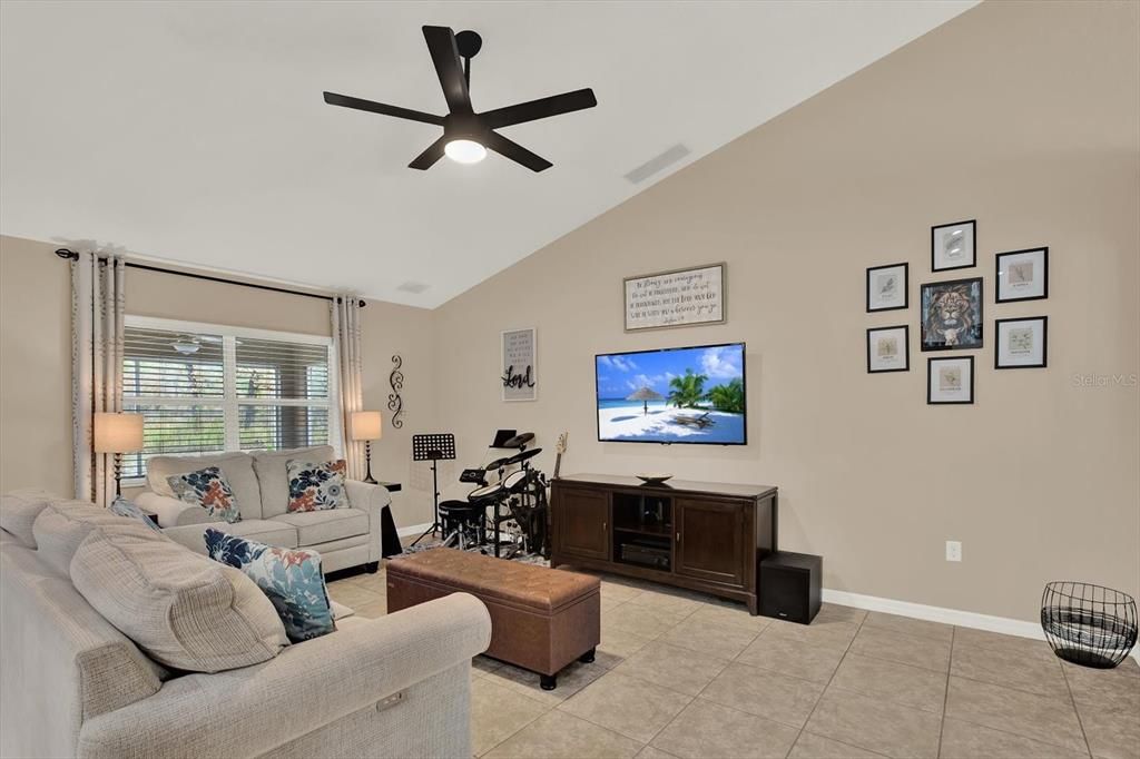 For Sale: $355,000 (3 beds, 2 baths, 1966 Square Feet)