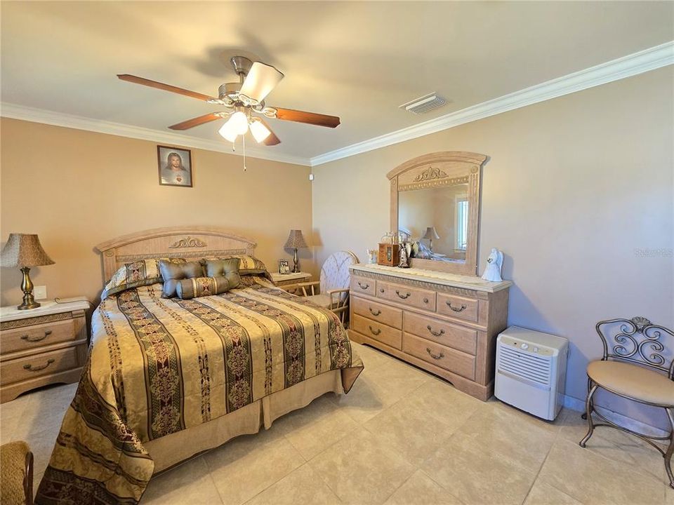 For Sale: $650,000 (5 beds, 3 baths, 2053 Square Feet)