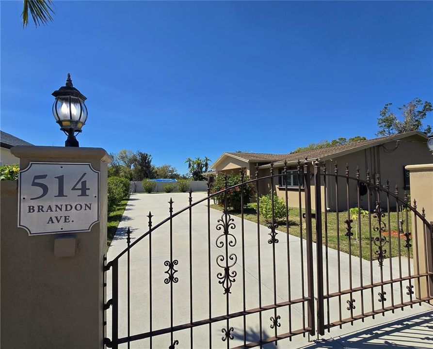 For Sale: $650,000 (5 beds, 3 baths, 2053 Square Feet)