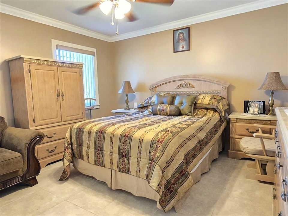 For Sale: $650,000 (5 beds, 3 baths, 2053 Square Feet)