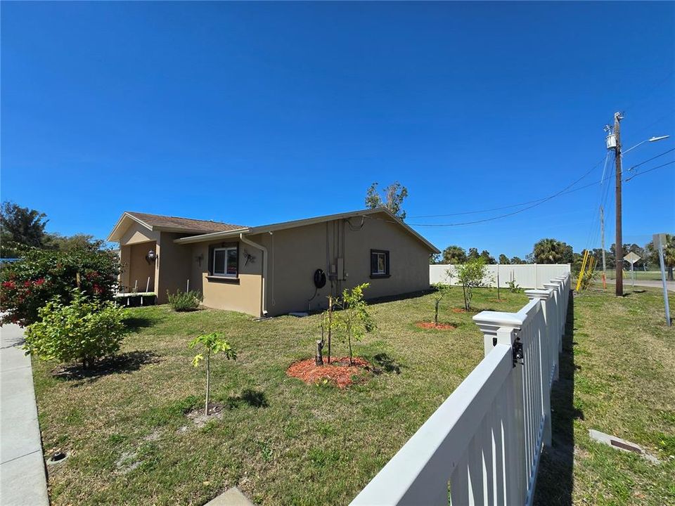 For Sale: $650,000 (5 beds, 3 baths, 2053 Square Feet)