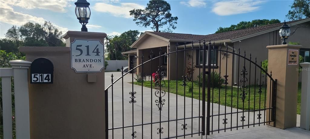 For Sale: $650,000 (5 beds, 3 baths, 2053 Square Feet)