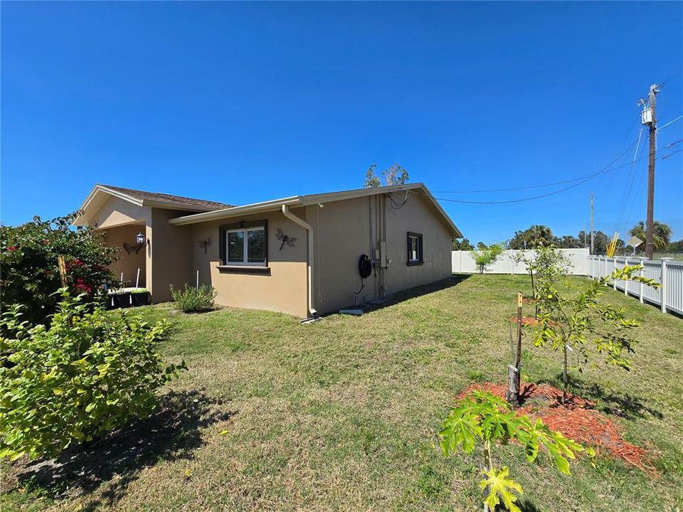 For Sale: $650,000 (5 beds, 3 baths, 2053 Square Feet)