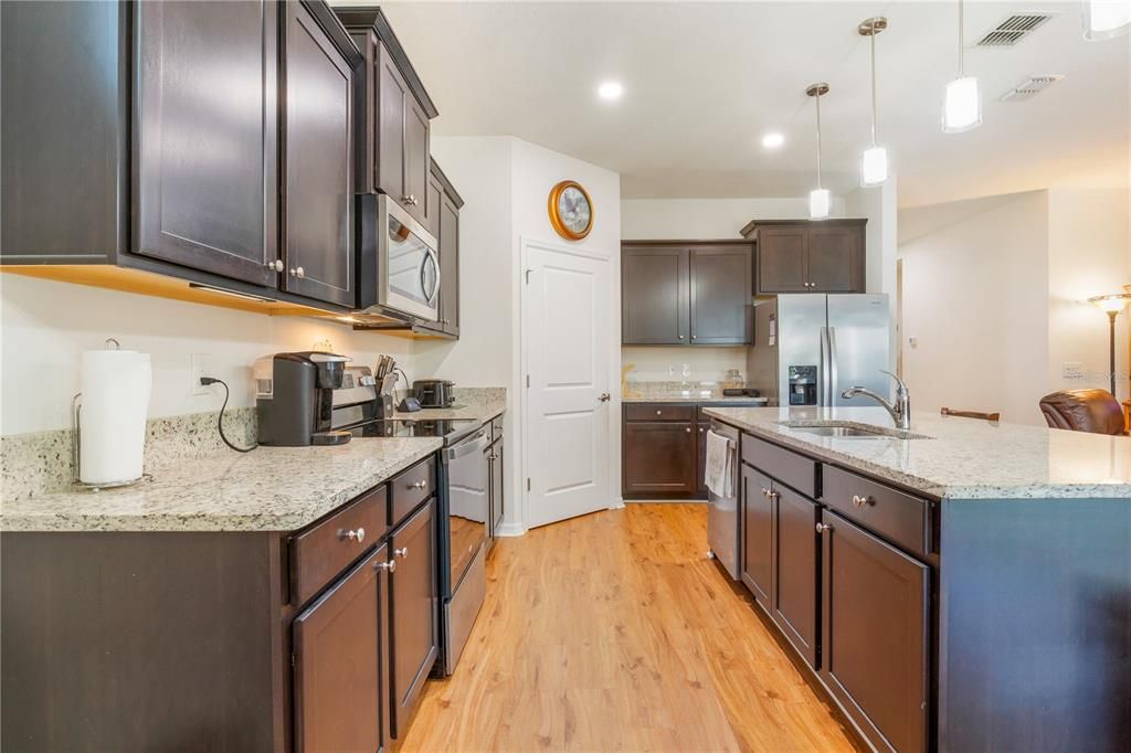 待售: $345,900 (4 贝兹, 2 浴室, 2039 平方英尺)