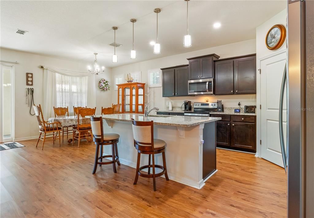 待售: $345,900 (4 贝兹, 2 浴室, 2039 平方英尺)