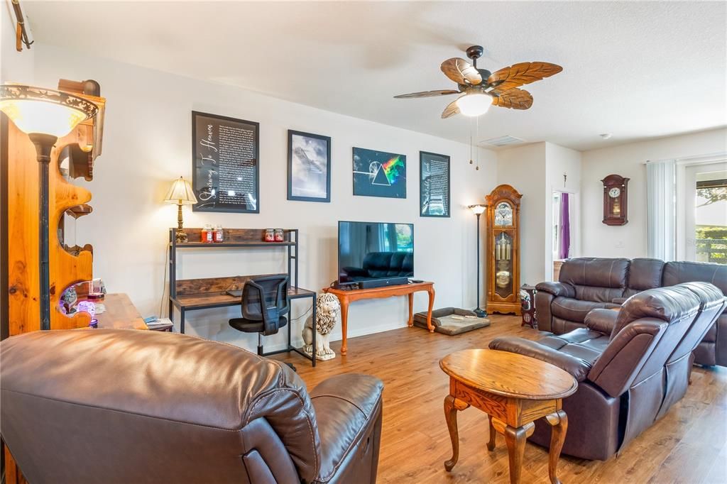 待售: $345,900 (4 贝兹, 2 浴室, 2039 平方英尺)