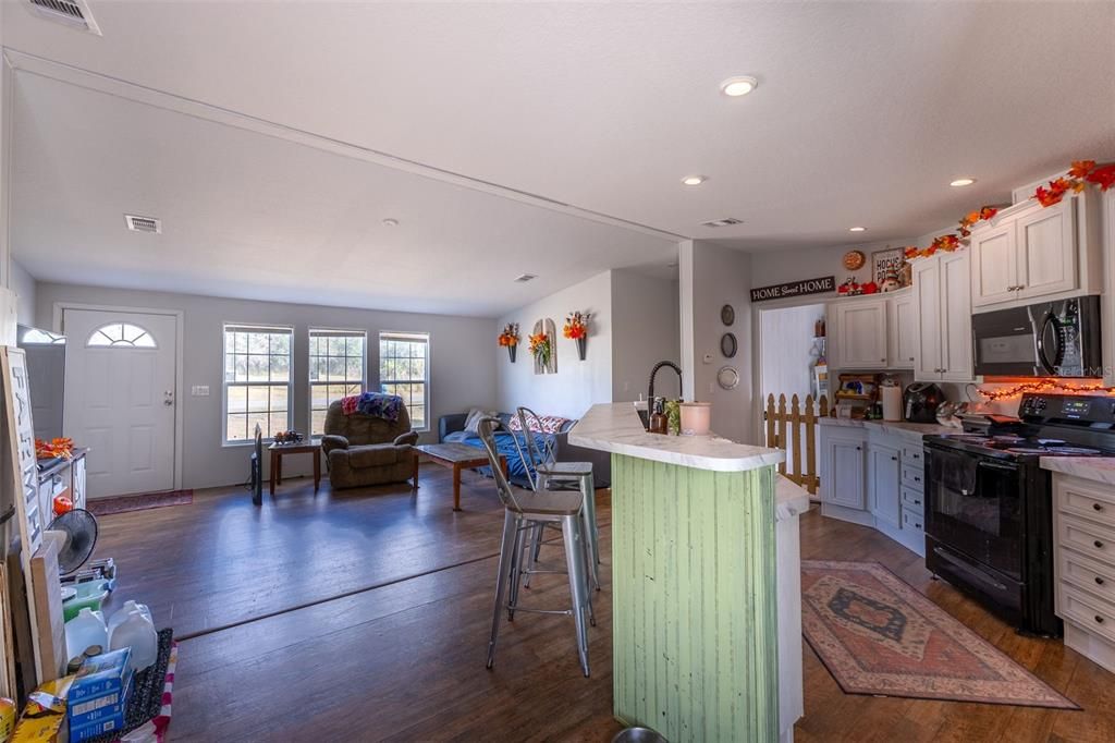 For Sale: $315,000 (3 beds, 3 baths, 1728 Square Feet)