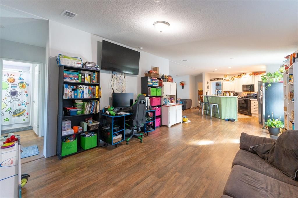 For Sale: $315,000 (3 beds, 3 baths, 1728 Square Feet)