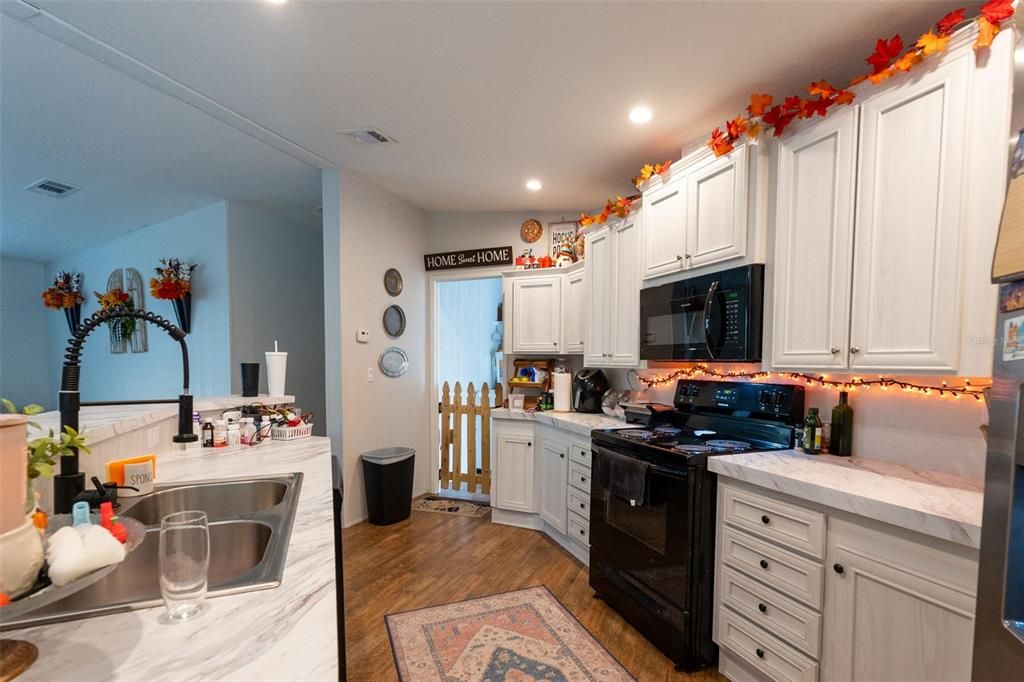 For Sale: $315,000 (3 beds, 3 baths, 1728 Square Feet)