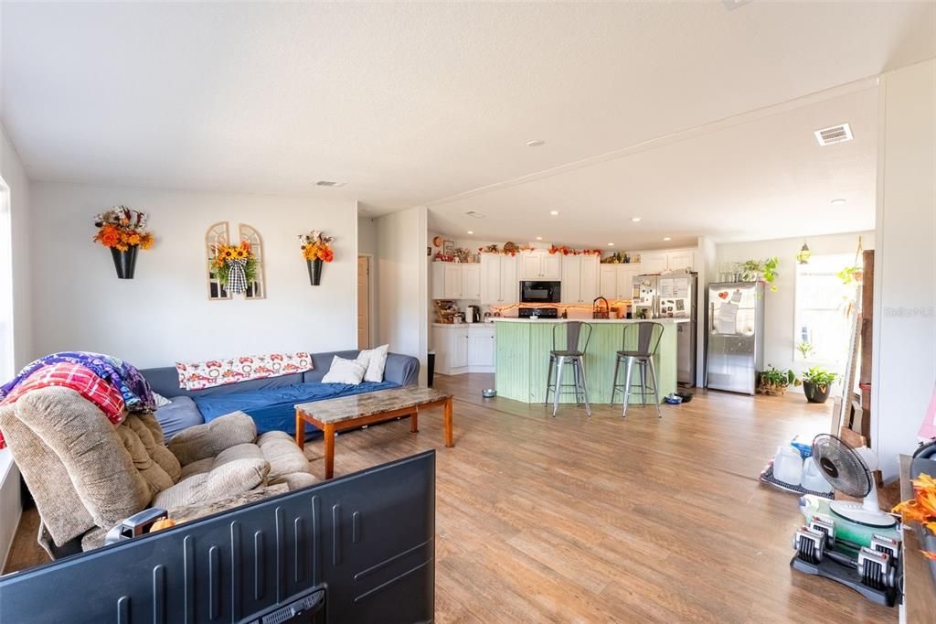 For Sale: $315,000 (3 beds, 3 baths, 1728 Square Feet)