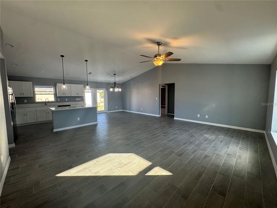 For Sale: $309,900 (3 beds, 2 baths, 1639 Square Feet)