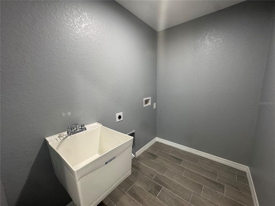 For Sale: $309,900 (3 beds, 2 baths, 1639 Square Feet)