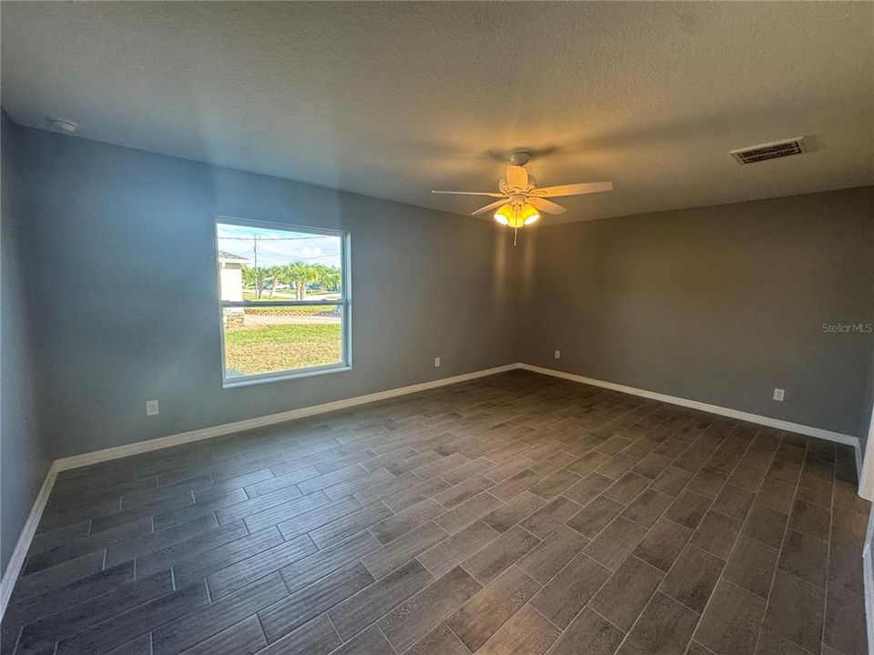 For Sale: $309,900 (3 beds, 2 baths, 1639 Square Feet)