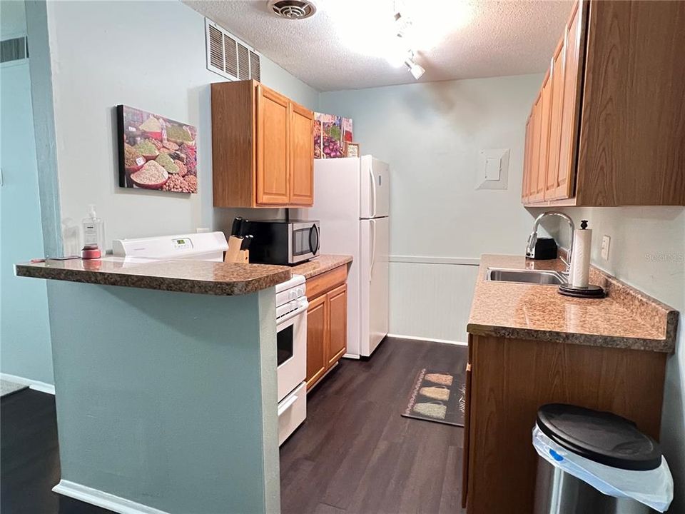 For Rent: $1,300 (1 beds, 1 baths, 574 Square Feet)