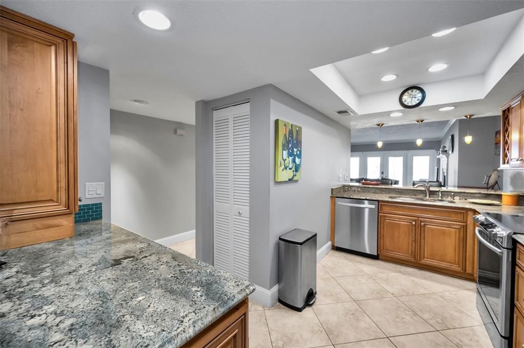 待售: $975,000 (2 贝兹, 2 浴室, 1410 平方英尺)