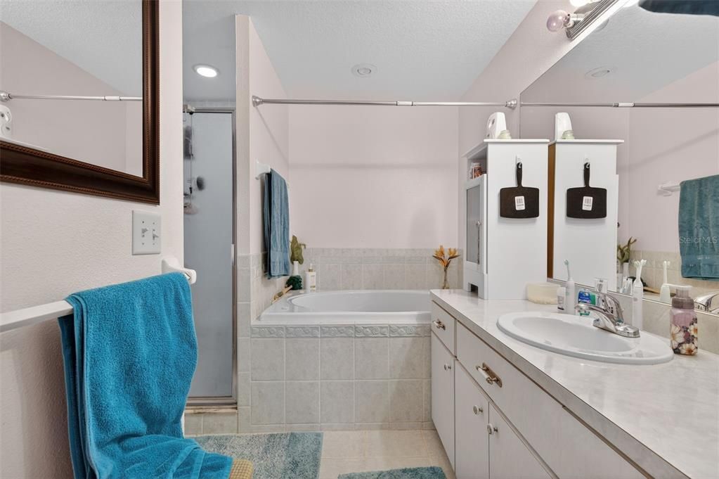 待售: $550,000 (3 贝兹, 2 浴室, 2016 平方英尺)