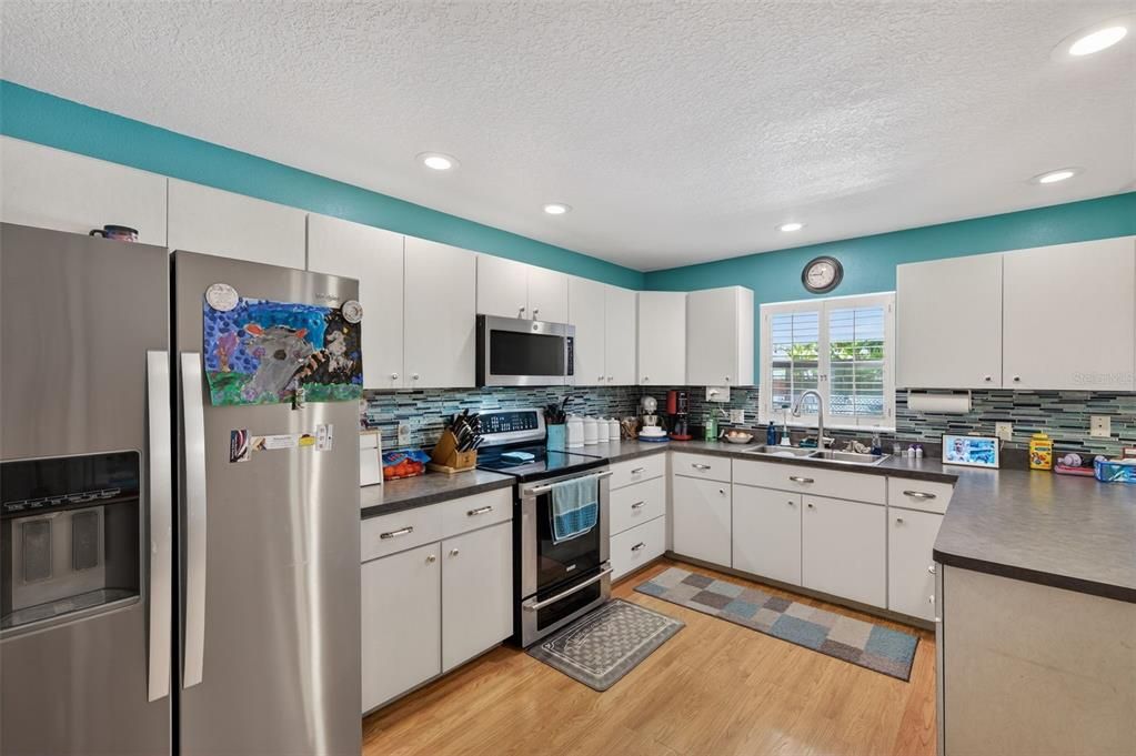 待售: $550,000 (3 贝兹, 2 浴室, 2016 平方英尺)