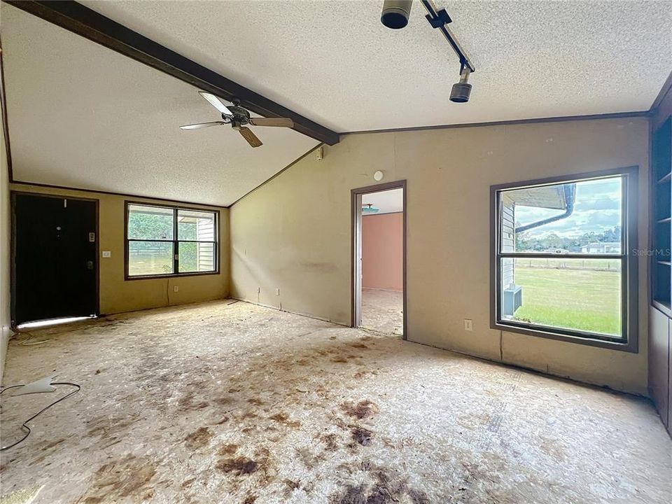 En Venta: $300,000 (3 camas, 2 baños, 1428 Pies cuadrados)