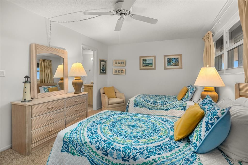 На продажу: $550,000 (2 спален, 2 ванн, 995 Квадратных фут)