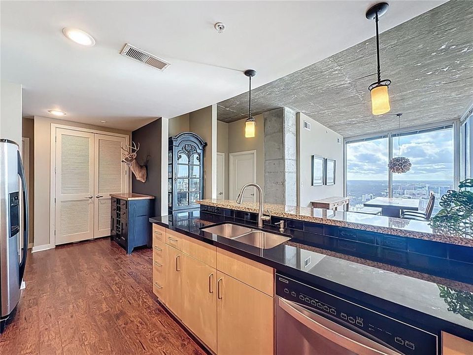 待售: $399,000 (2 贝兹, 2 浴室, 1261 平方英尺)