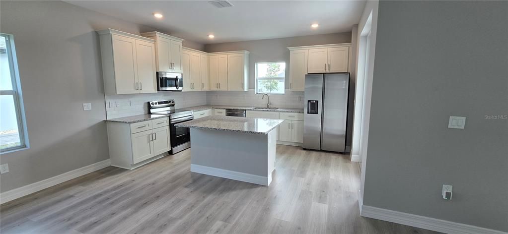 出租: $2,300 (4 贝兹, 3 浴室, 2092 平方英尺)