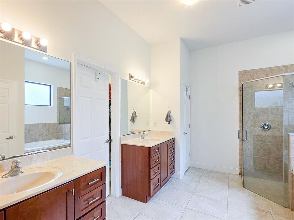 En Venta: $949,000 (4 camas, 3 baños, 3344 Pies cuadrados)