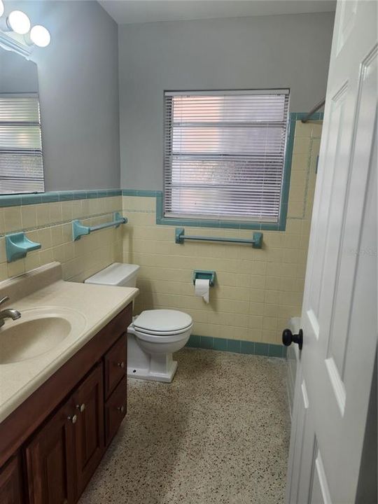 出租: $1,700 (2 贝兹, 1 浴室, 900 平方英尺)