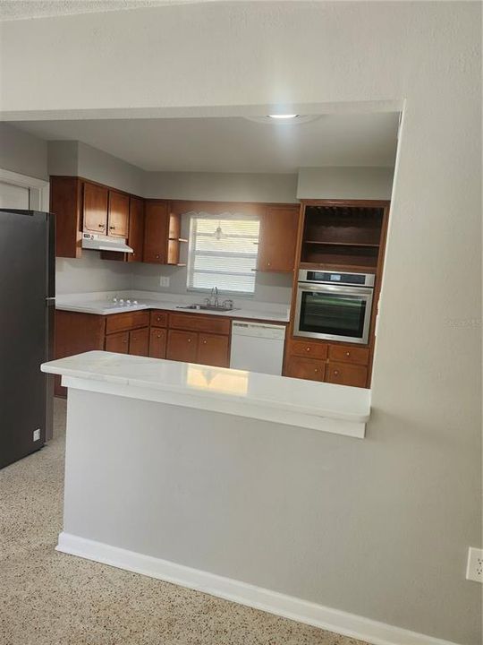 出租: $1,700 (2 贝兹, 1 浴室, 900 平方英尺)