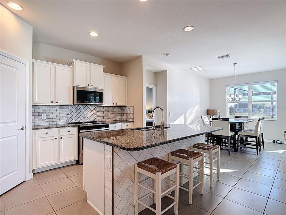 For Sale: $464,990 (2 beds, 2 baths, 1722 Square Feet)