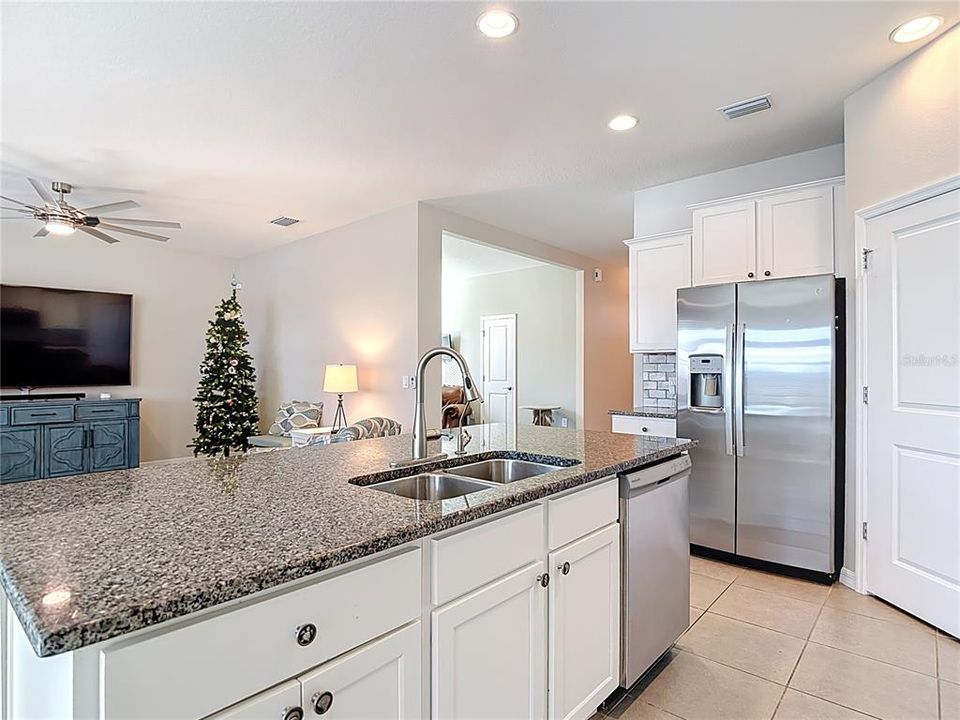 For Sale: $464,990 (2 beds, 2 baths, 1722 Square Feet)
