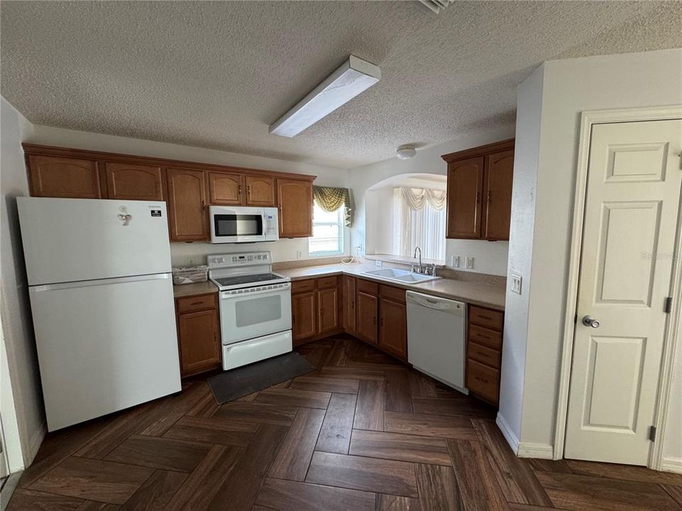 For Sale: $299,900 (2 beds, 2 baths, 1187 Square Feet)