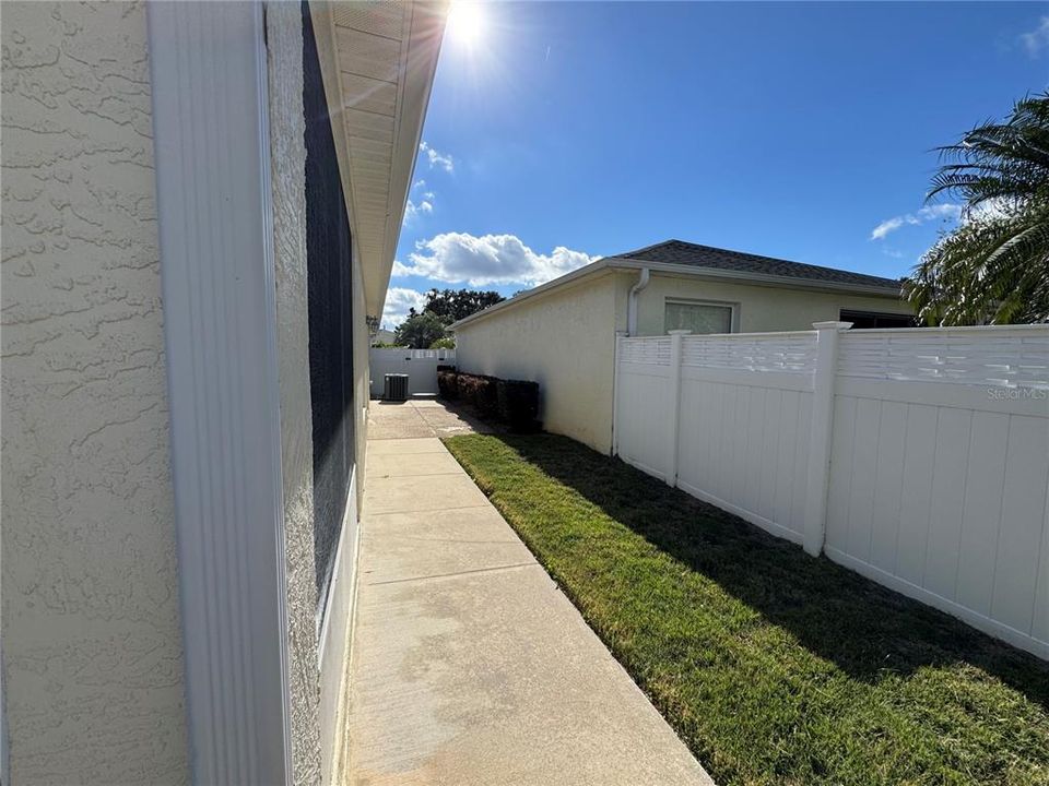 For Sale: $299,900 (2 beds, 2 baths, 1187 Square Feet)