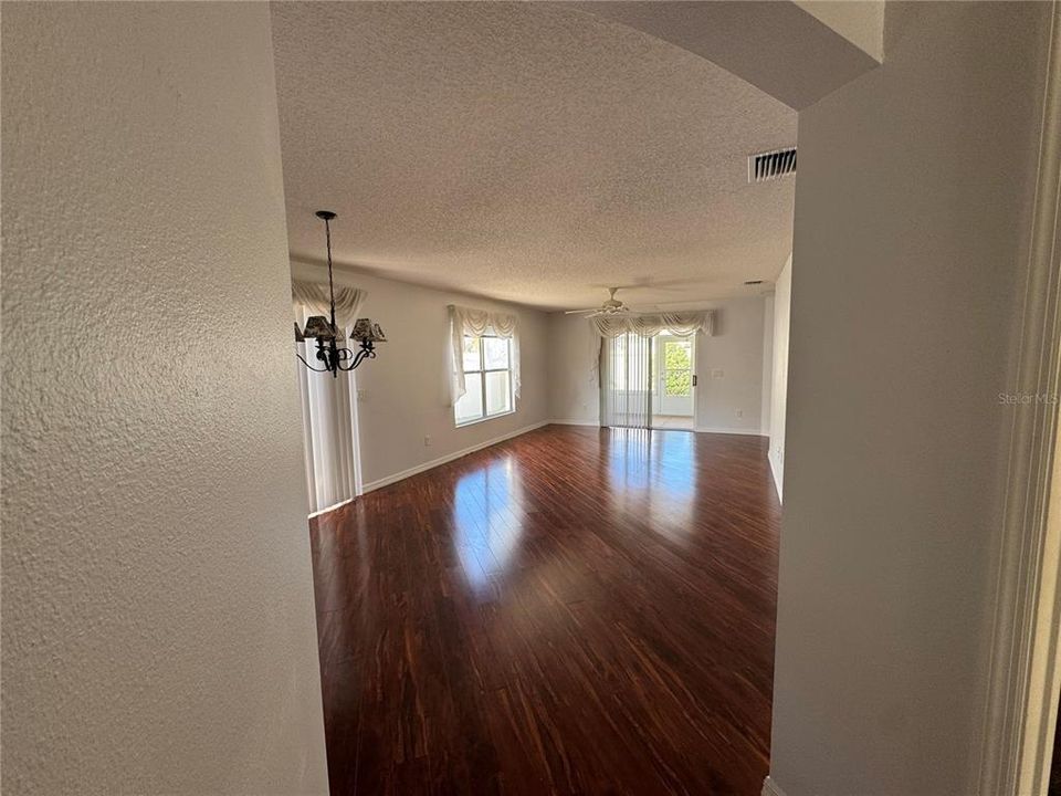 For Sale: $299,900 (2 beds, 2 baths, 1187 Square Feet)