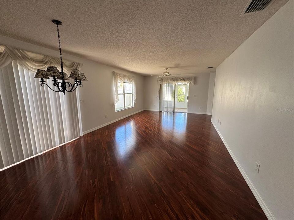 For Sale: $299,900 (2 beds, 2 baths, 1187 Square Feet)