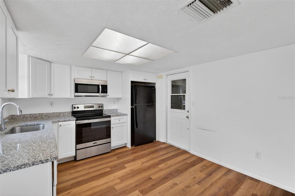 На продажу: $240,000 (2 спален, 2 ванн, 1140 Квадратных фут)