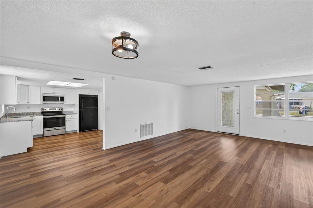 На продажу: $240,000 (2 спален, 2 ванн, 1140 Квадратных фут)