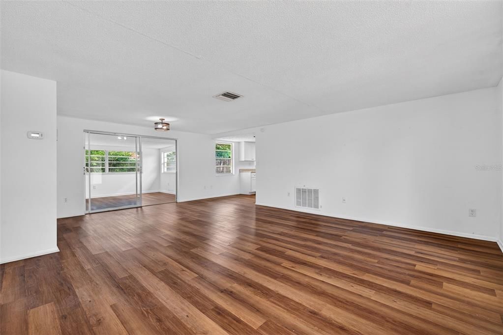 На продажу: $240,000 (2 спален, 2 ванн, 1140 Квадратных фут)