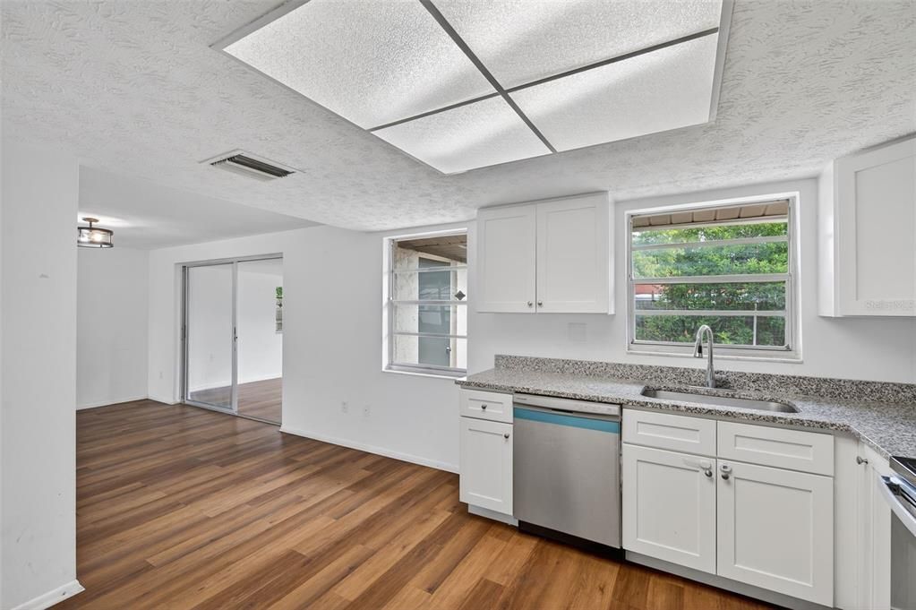 На продажу: $240,000 (2 спален, 2 ванн, 1140 Квадратных фут)