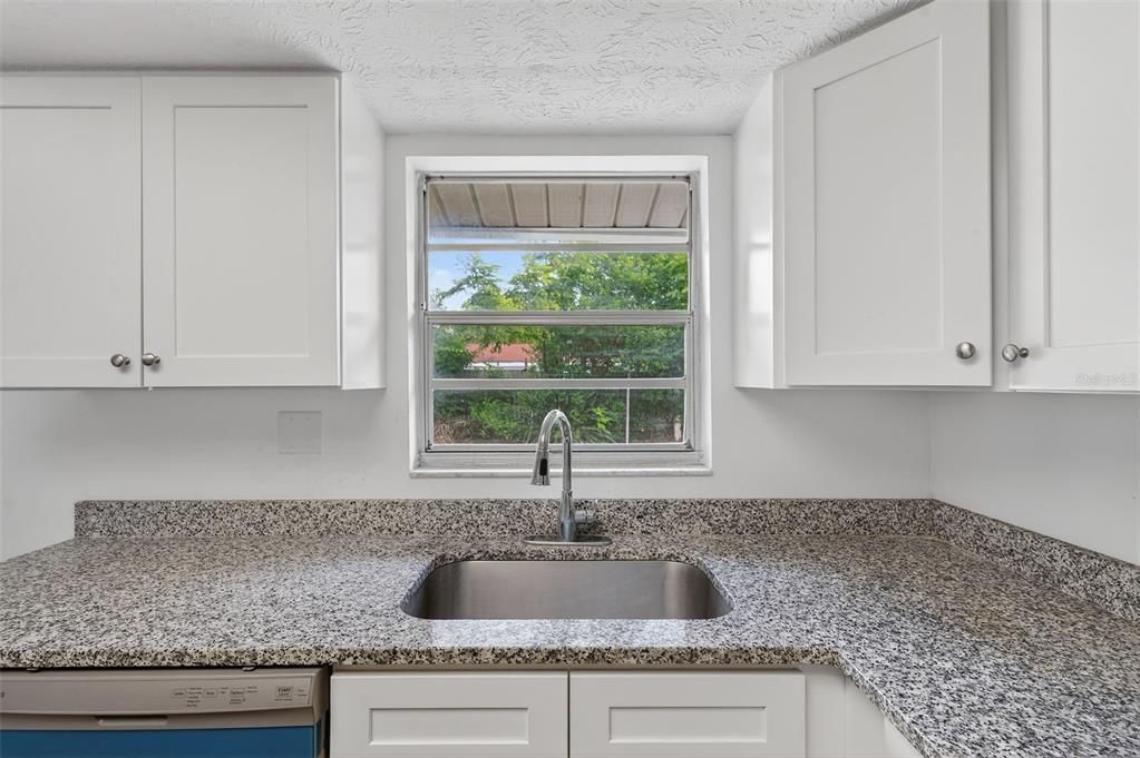 На продажу: $240,000 (2 спален, 2 ванн, 1140 Квадратных фут)