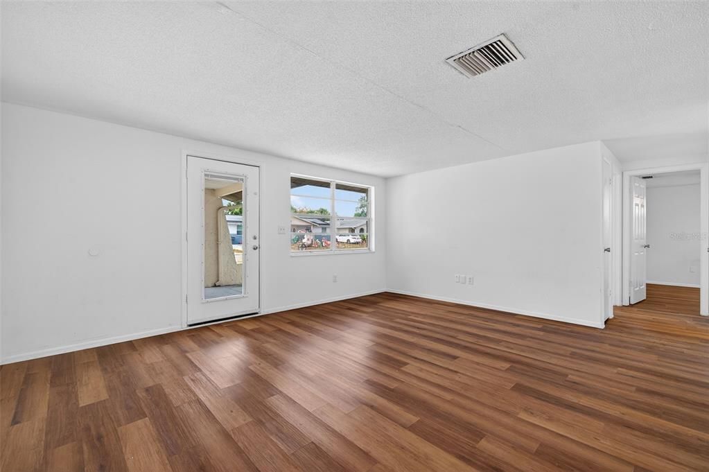 На продажу: $240,000 (2 спален, 2 ванн, 1140 Квадратных фут)